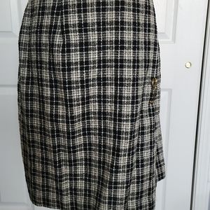 Skirt with gold pin up